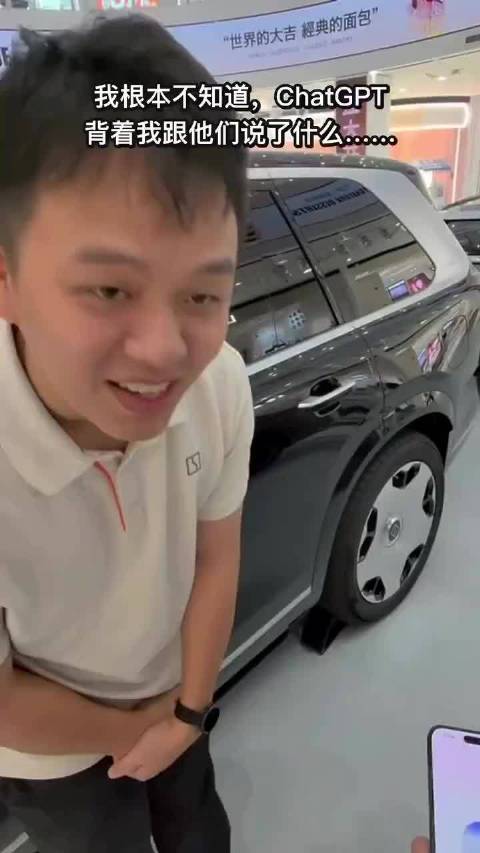 老外用GPT翻译，向极氪店推销摩托车