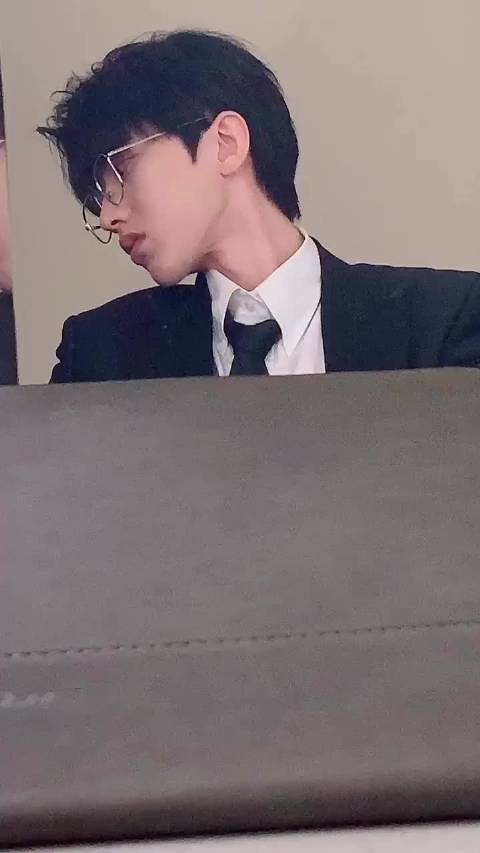 被眼镜男害惨了，非眼镜控频赞其可爱