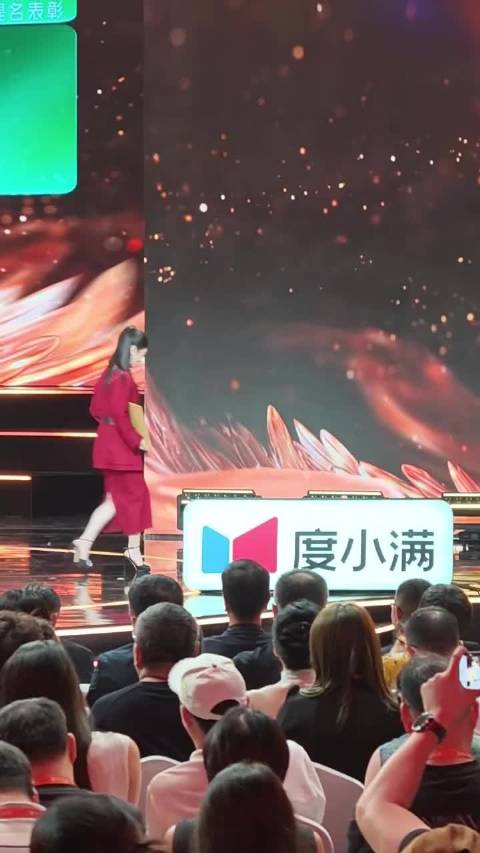 哈哈哈哈提名盛典紫妹真的太可爱了，怎么懵懵的