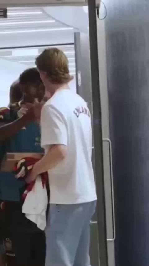 赖斯亲自为儿子与亚马尔合影当摄影师