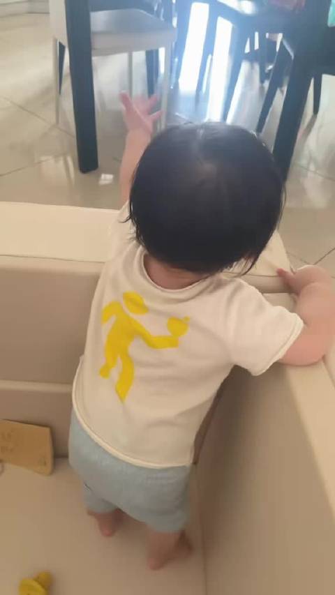 方媛晒小女儿近照！11月大郭咏心跳鲨鱼舞，大眼翘鼻比俩姐姐漂亮