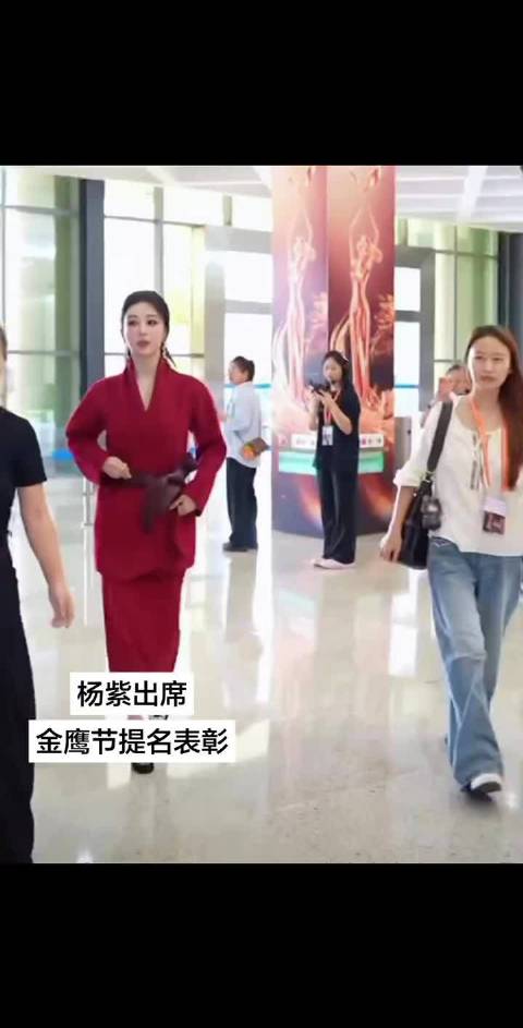 杨紫！金鹰节上班啦，高马尾红造型啊啊啊好美