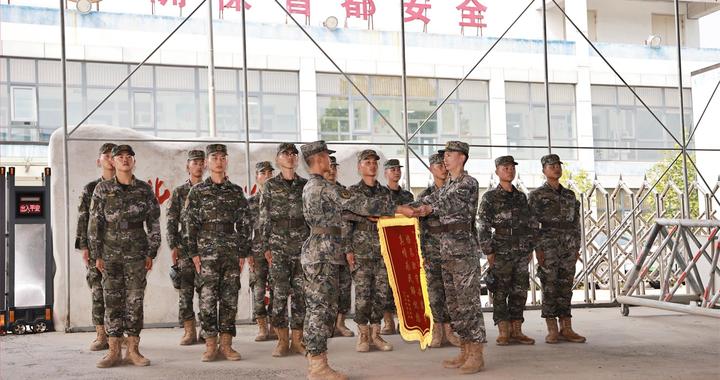 600公里送锦旗！大货车突然自燃，武警官兵紧急扑救