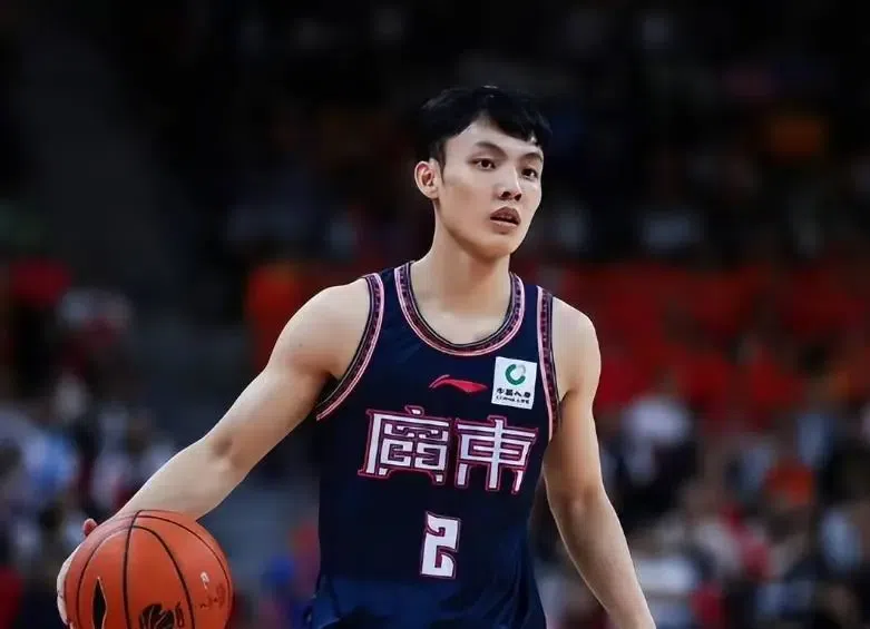 广东队3消息：徐杰做游戏直播，崔永熙考驾照，周鹏带队去青岛体测