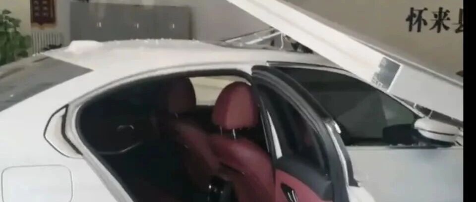 “宝马车冲进公积金中心办公楼”，当地通报：驾驶人豆某某（女，32岁）泊车期间因操作失误驶入