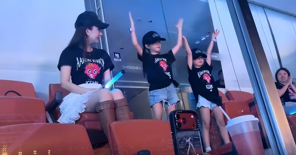 郭富城两女罕见正面曝光！深圳演唱会隔空斗舞，复制爸爸招牌动作