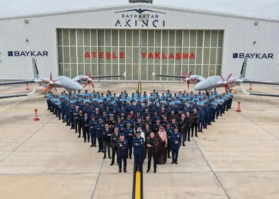 拜师学艺！沙特豪掷30亿买装备，沙特海军无人机培训结业出圈