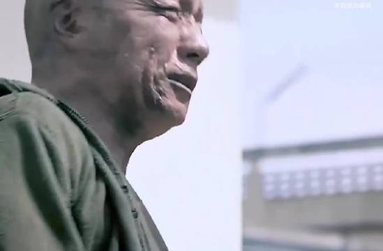 养他十年家人被迫开枪，两枪不死才能放人