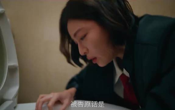老太太的表情耐人寻味