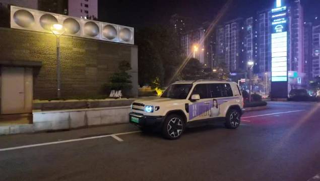 车是流动的，祝福也是，今天这座城市的每一条路上，都有人替她吹蜡烛