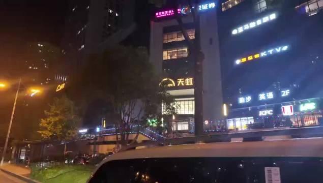 赵今麦生日痛车亮相，硬派座驾搭配甜美长相