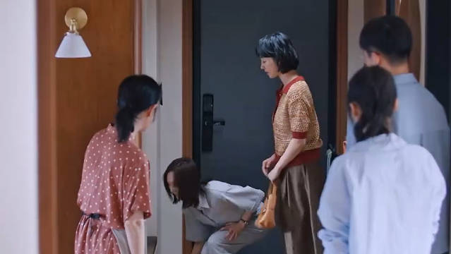 妹妹第一次去姐姐家做客，一眼看出家教老师有问题！