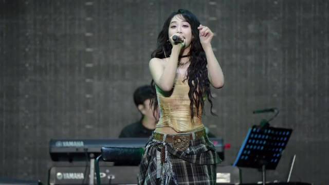 蓝盈莹音乐节首秀 借我一阵春风