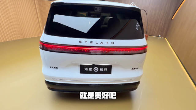 享界V8后备箱下层可躺人，行李箱竖放有余