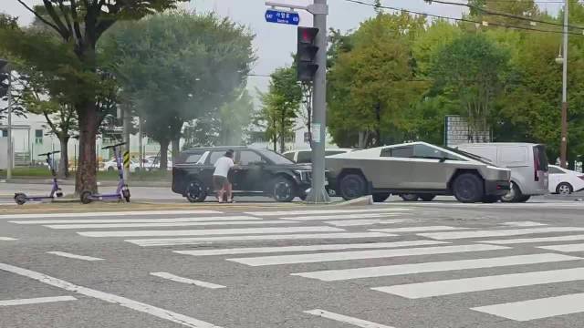 赛博皮卡果然耐造 一辆赛博皮卡被后方起亚嘉华追尾…