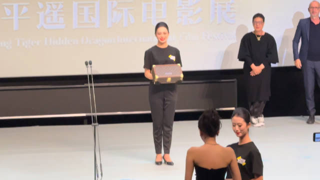 获奖名单 费穆荣誉 最佳女演员：《爱情笑话》孙怡！ 我在微博聊电影孙怡