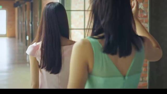 有其母必有其女，妈妈帮助女儿作弊，结果搬起石头砸了自己的脚