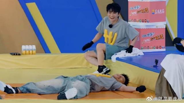 李昀锐一跃7米腰力惊人，周深吐槽擦干好躺