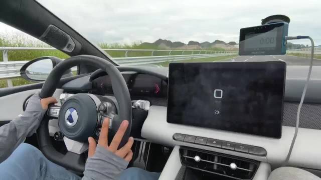 腾势Z 0-240km/h 加速，结尾有彩蛋，居然还是敞篷版！
