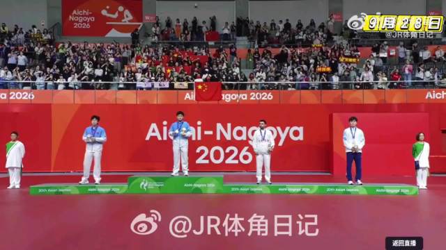 王楚钦男团决赛输日本后当场摘下银牌