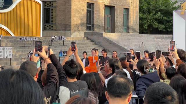 章宇，孙怡领衔《爱情笑话》剧组亮相闭幕红毯