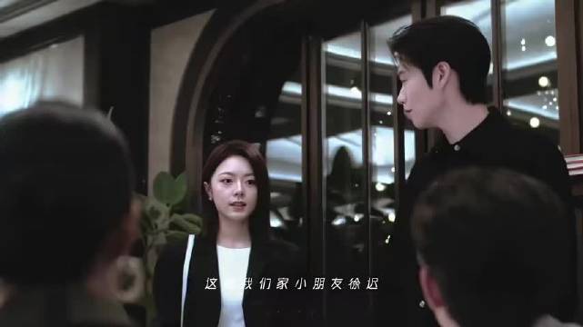抛开紧绷的职场博弈，难得流露温情的片刻，也让叶信之这个人物更加鲜活立体