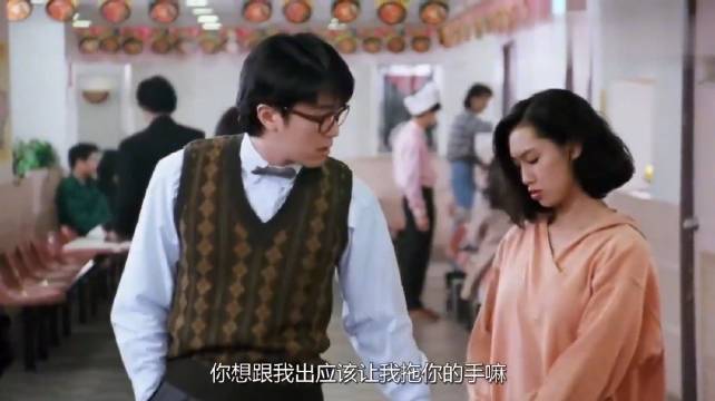 周星驰约朱茵出来，不让牵手，只让拉着书包