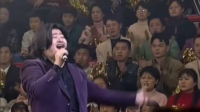 1998年春晚，刘欢演唱水浒传主题曲《好汉歌》