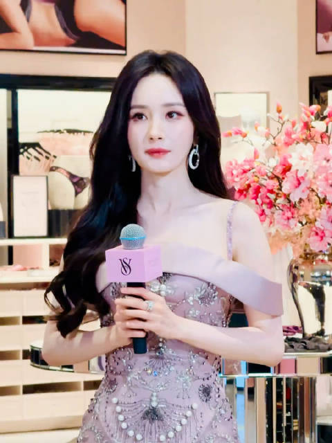 杨幂上海活动现场 仙女范儿十足