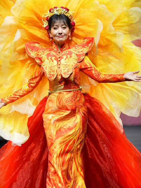 73岁赵雅芝走T台，打架子鼓，跳扫腿舞