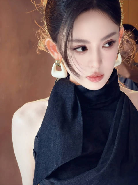 娜扎又美出新高度 高马尾太干练太飒了 姐感十足呜呜呜古力娜扎