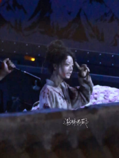 赵今麦带着入狱妆收到了生日花莫名好萌的画面呀！生日快乐小寿星！