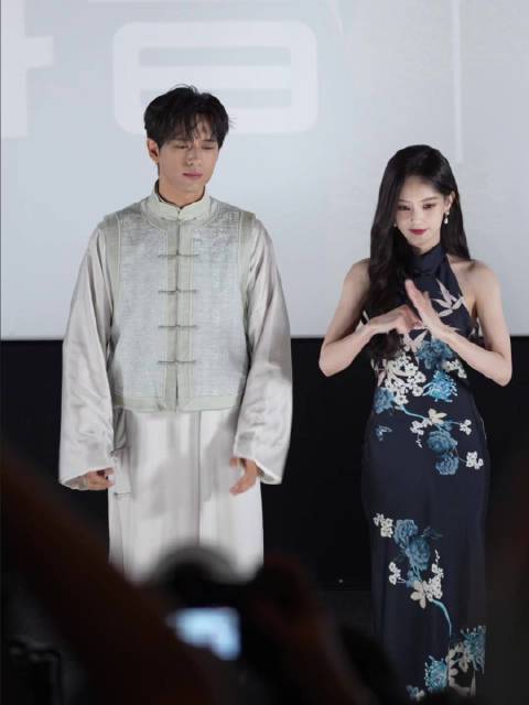 李现李一桐两个人萌萌的跳起了学功夫练武术