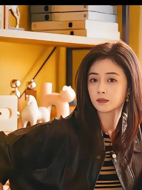 蒋欣头小脸小，真是天 生丽 质，辩 识 度也高，演 技好，人品佳