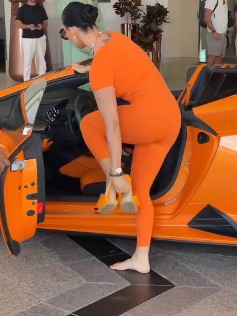 来看看这位迪拜顶级美女富豪，是怎么上自己的兰博基尼