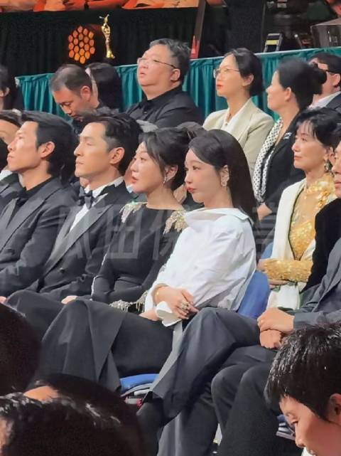 插播一条金鹰奖台下嘟嘟嘴的杨紫 可爱