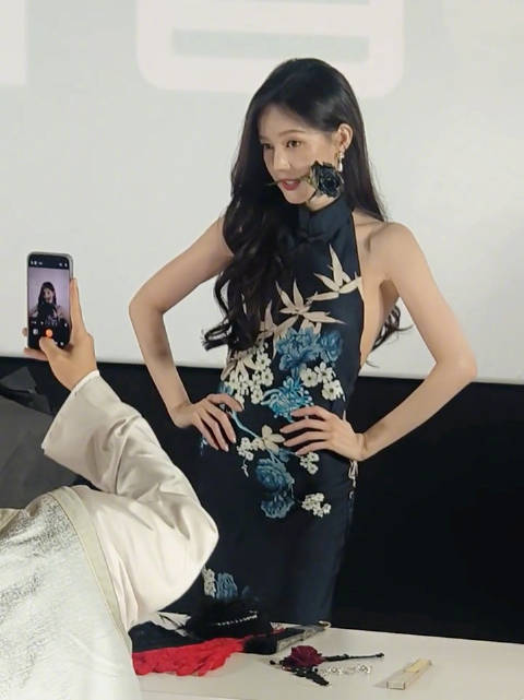 李现是真爱摄影，给李一桐拍照咣叽就跪地上了，眼里全是出图的决心啊哈哈哈哈
