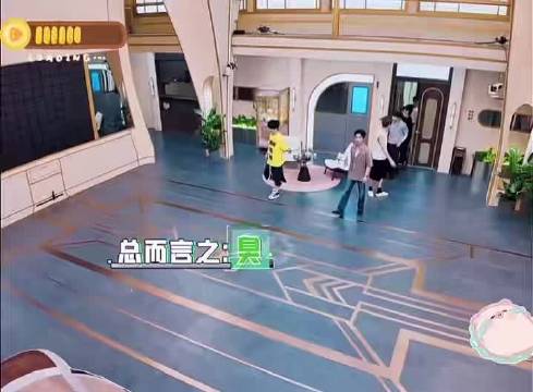 许凯为站周笔畅身后拼了，喝黑暗料理当场yue