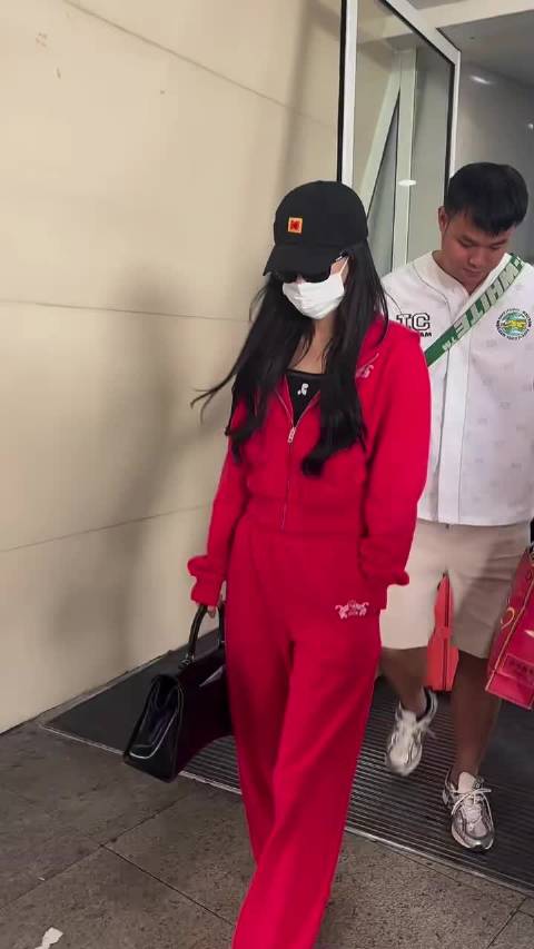 走路自带气场的孙怡来啦！一身红色运动套装，鸭舌帽一戴简约亮眼…