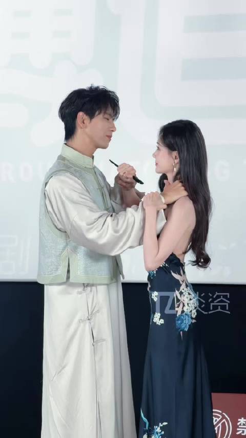 再靠近一点点 就….破功了 @我不是大师是李现ing