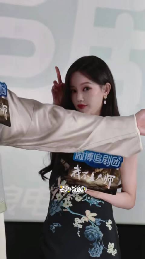 李一桐李现互动，把靠近点听成性感点引笑场