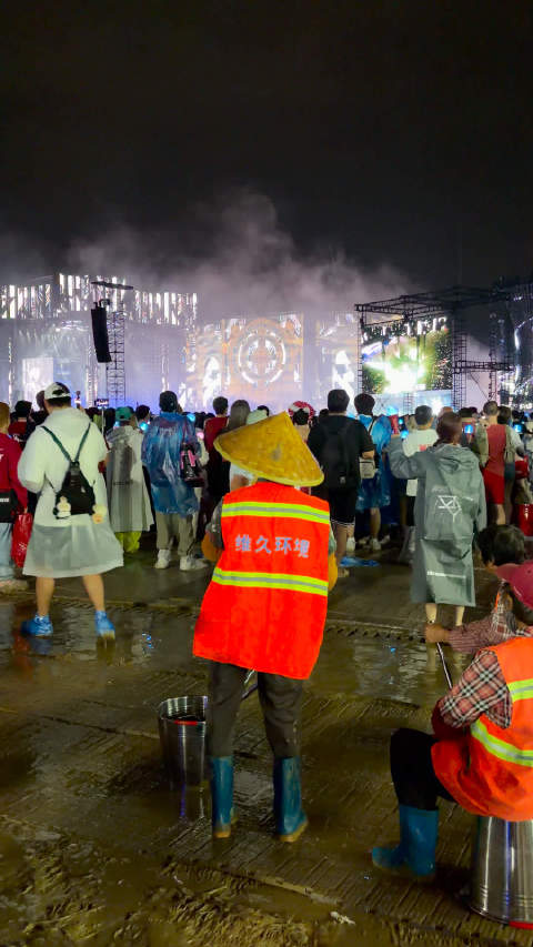 华晨宇演唱会保洁阿姨带头蹦迪，真实欢乐感染全场