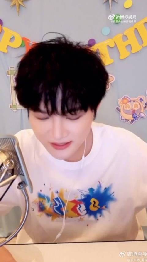 周深醋坛子打翻，全场惦记小猫苍狗，委屈发问：我已不重要