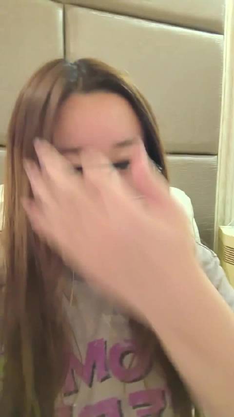 锤娜丽莎打车遇放屁司机，司机掏风油精问是否闻不惯