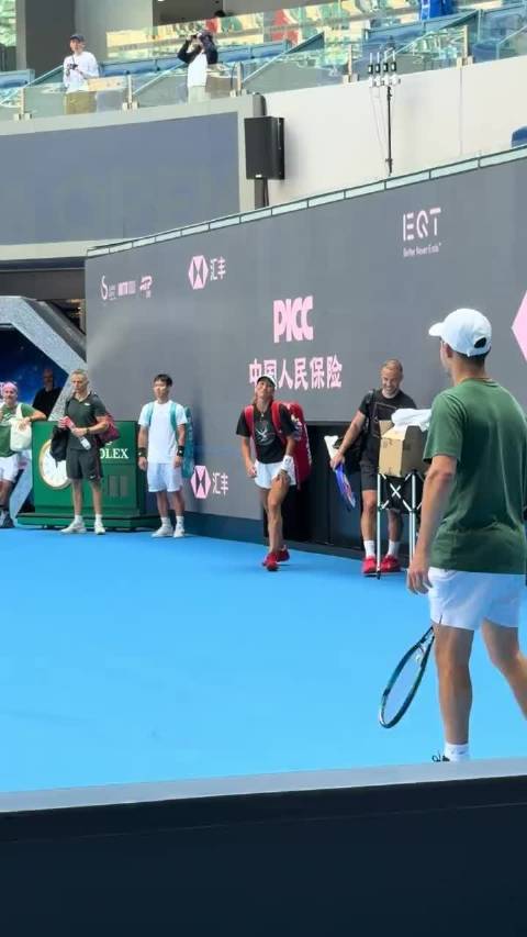 郑钦文现身钻石球场，有球迷占住第一排好位置蹲守…