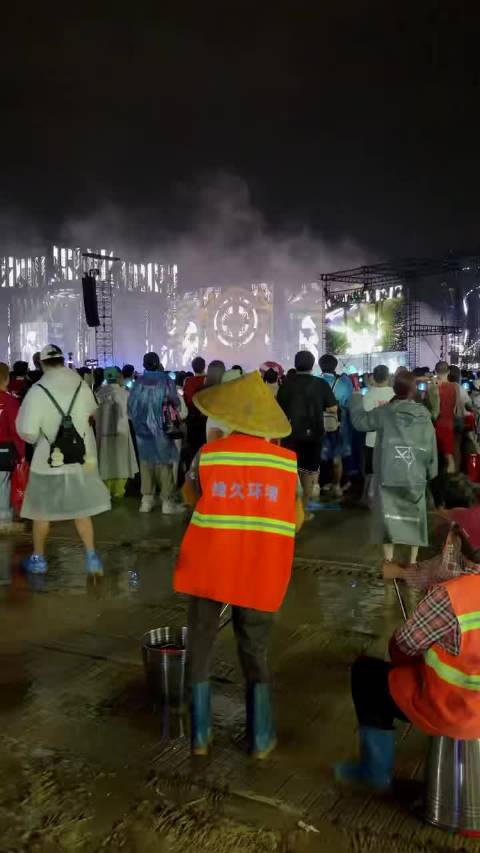 华晨宇给保洁阿姨也建造了乌托邦