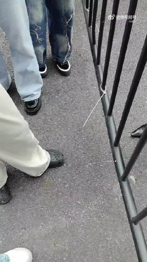 易烊千玺的魅力就在于这份不动声色的周到，细节里全是温柔，怀揣真诚稳步向前