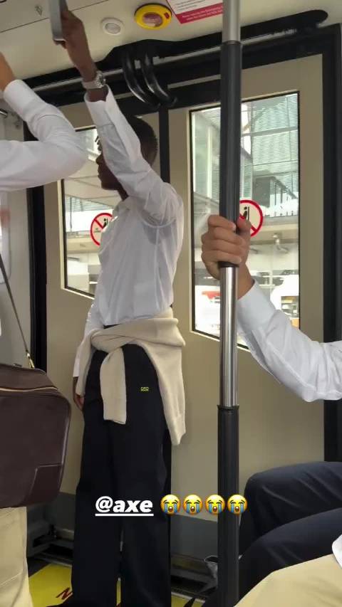 亚马尔取笑尼科-威廉姆斯出汗的胳肢窝