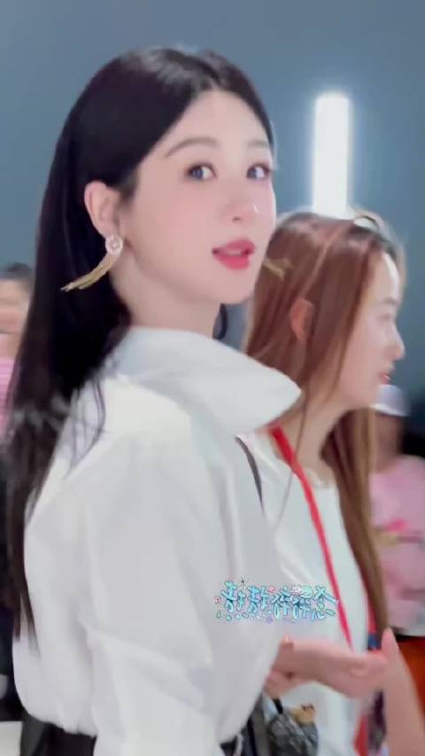 金鹰奖后台杨紫出现了 今天紫紫造型很精英女性！