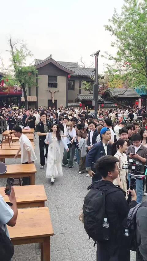 马頔李纯同行出游，于万岁山武侠城被偶遇